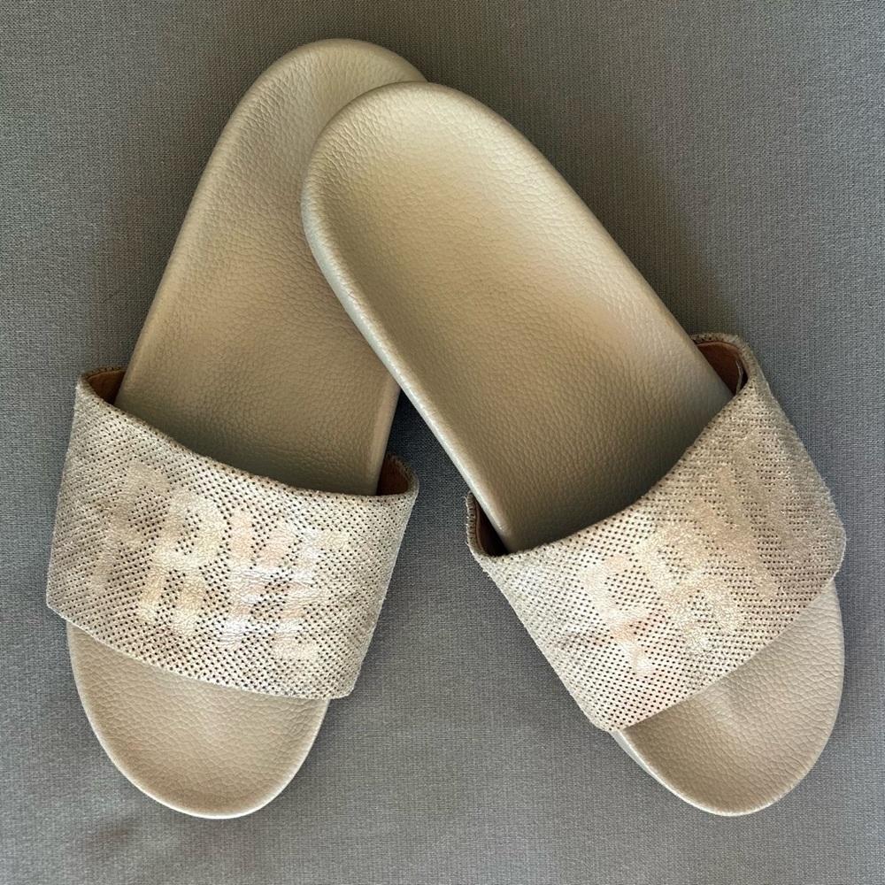 FRYE Lola Perf Slide on Sandals in Blush in Silver - Size 8.5M